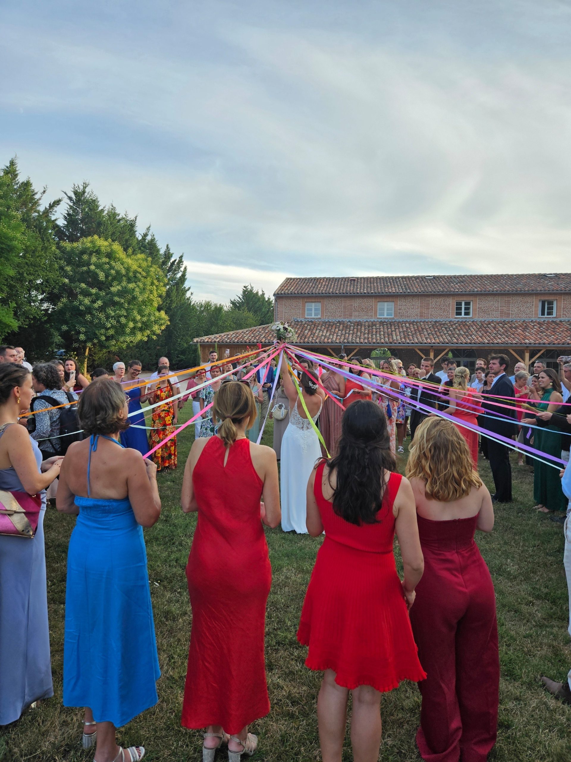 Lancer de bouquet mariage au domaine du T